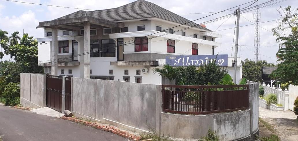 Almira Homestay Jambi Εξωτερικό φωτογραφία